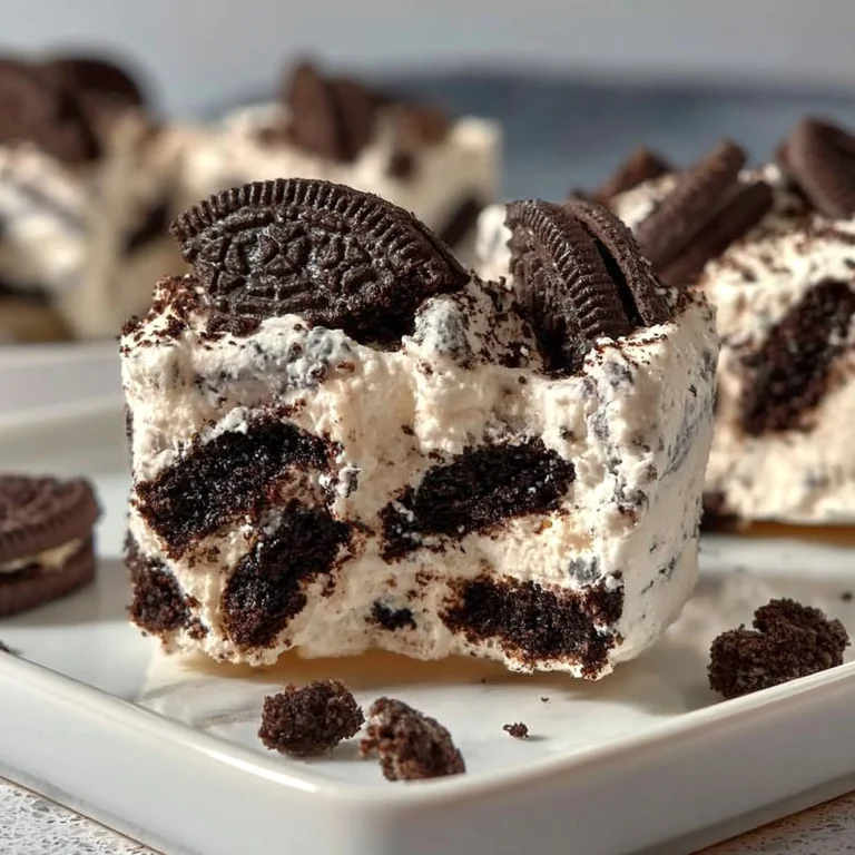 Serowe Oreo bez pieczenia w pysznych kawałkach na talerzu