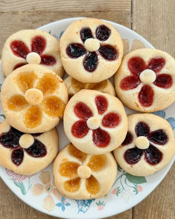 Ciasteczka z Wydrukowanym Kwiatem i Dżemem